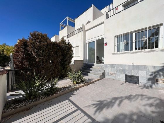 Foto 2 de Casa adosada en venta en Nueva Torrevieja - Aguas Nuevas de 3 habitaciones con terraza y piscina