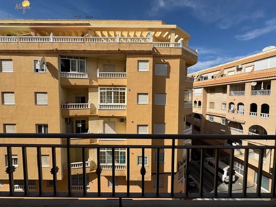 Foto 1 de Venta de piso en Centro - Torrevieja de 1 habitación con terraza y piscina
