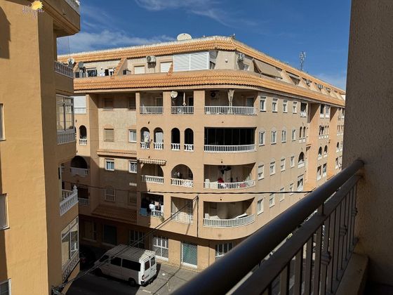 Foto 2 de Venta de piso en Centro - Torrevieja de 1 habitación con terraza y piscina