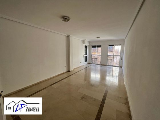 Foto 1 de Piso en alquiler en Plaza de Toros - Santa Rita de 4 habitaciones con garaje y aire acondicionado