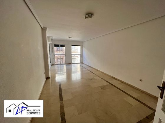 Foto 2 de Piso en alquiler en Plaza de Toros - Santa Rita de 4 habitaciones con garaje y aire acondicionado
