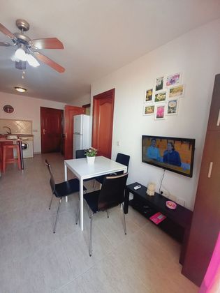 Foto 2 de Piso en alquiler en avenida De Los Boliches de 1 habitación con muebles y balcón