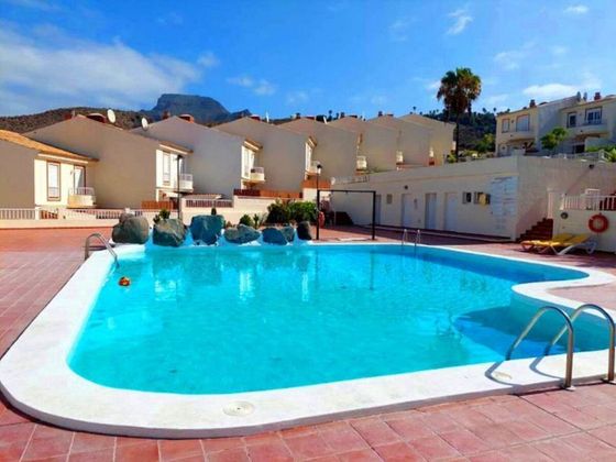 Foto 1 de Casa adossada en venda a calle Tinguafaya de 4 habitacions amb terrassa i piscina