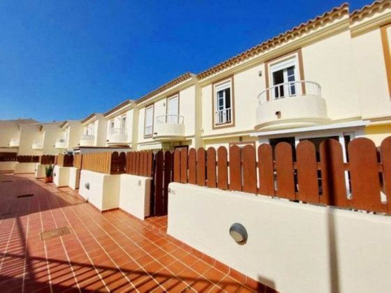 Foto 2 de Casa adosada en venta en calle Tinguafaya de 4 habitaciones con terraza y piscina