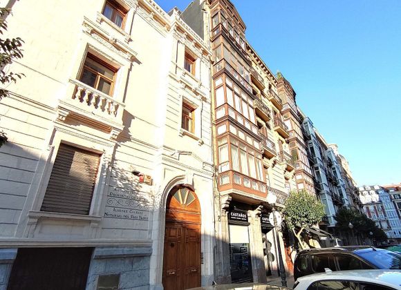 Foto 1 de Pis en venda a Barrio de Abando de 4 habitacions amb balcó i calefacció