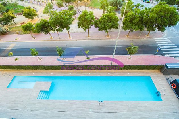 Foto 2 de Pis en venda a Juan Carlos I de 3 habitacions amb terrassa i piscina