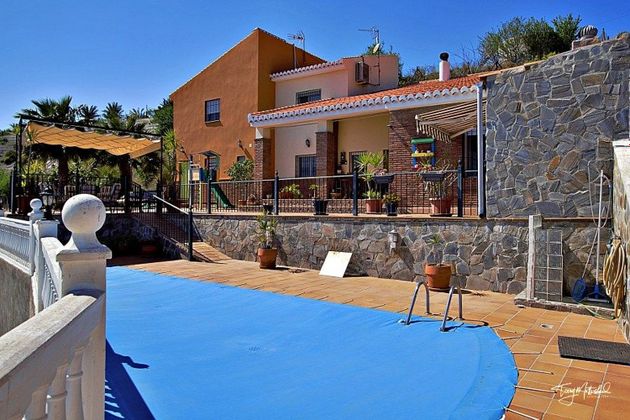 Foto 1 de Chalet en venta en Motril pueblo de 5 habitaciones con terraza y piscina
