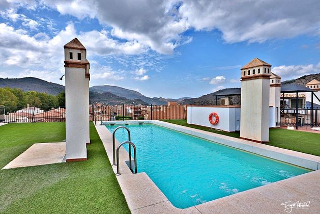 Foto 1 de Piso en venta en Vélez de Benaudalla de 2 habitaciones con terraza y piscina