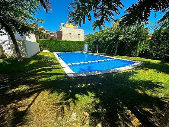 Foto 1 de Xalet en venda a El Balcó - Jaume I de 4 habitacions amb terrassa i piscina