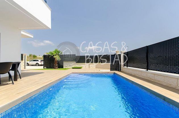 Foto 1 de Venta de chalet en Orihuela ciudad de 3 habitaciones con terraza y piscina