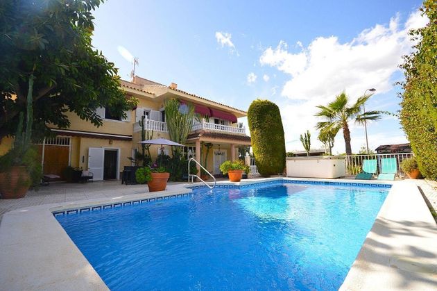 Foto 1 de Chalet en venta en  El Acequión - Los Naúfragos de 5 habitaciones con terraza y piscina