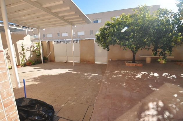Foto 2 de Casa adosada en venta en Pueblo Español-Coveta Fumá de 4 habitaciones con terraza y piscina