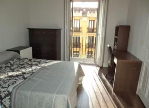 Foto 2 de Piso en alquiler en Sol de 2 habitaciones con muebles y balcón