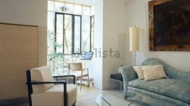 Foto 1 de Alquiler de piso en Almagro de 3 habitaciones con muebles y balcón