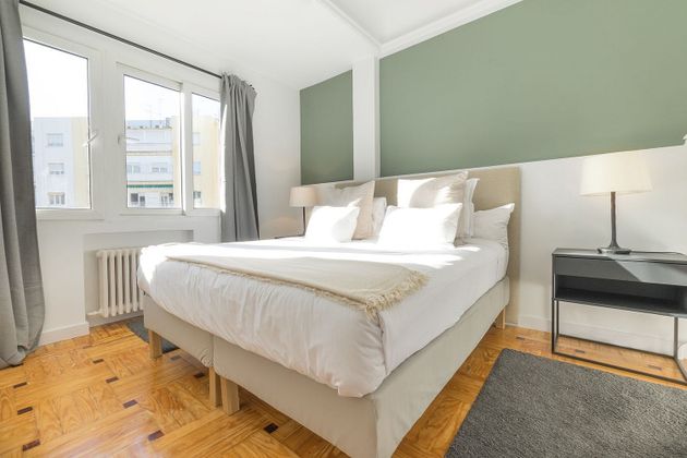 Foto 1 de Piso en alquiler en calle De Santiago Bernabéu de 2 habitaciones con muebles y aire acondicionado