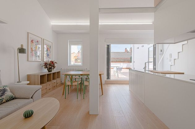Foto 1 de Alquiler de ático en calle De Ávila de 2 habitaciones con terraza y muebles