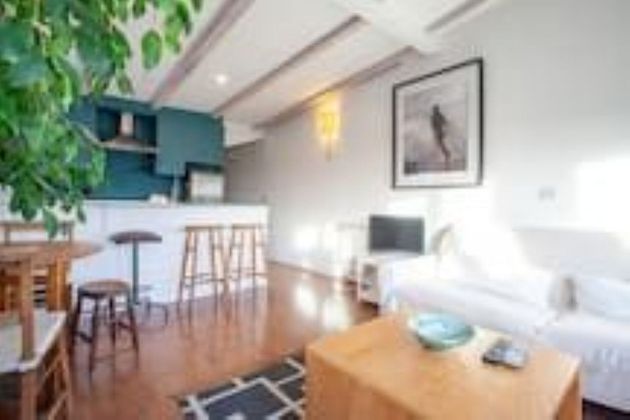 Foto 1 de Piso en alquiler en calle De Manuela Malasaña de 2 habitaciones con muebles y balcón