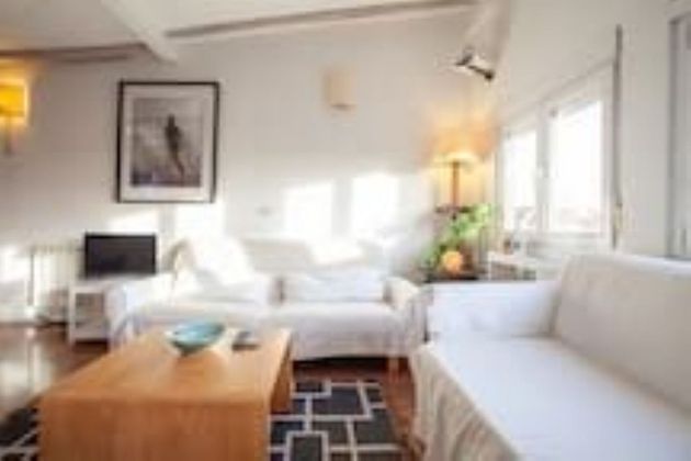 Foto 2 de Piso en alquiler en calle De Manuela Malasaña de 2 habitaciones con muebles y balcón