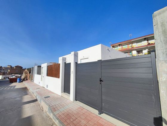 Foto 1 de Casa adossada en venda a Calabardina de 2 habitacions amb piscina i garatge