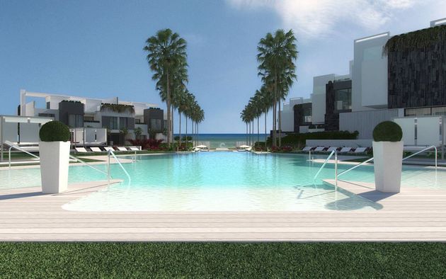 Foto 1 de Venta de casa adosada en urbanización Playa de Guadalobon de 4 habitaciones con terraza y piscina
