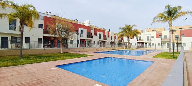 Foto 1 de Casa adosada en venta en San Antonio de Benagéber de 4 habitaciones con terraza y piscina