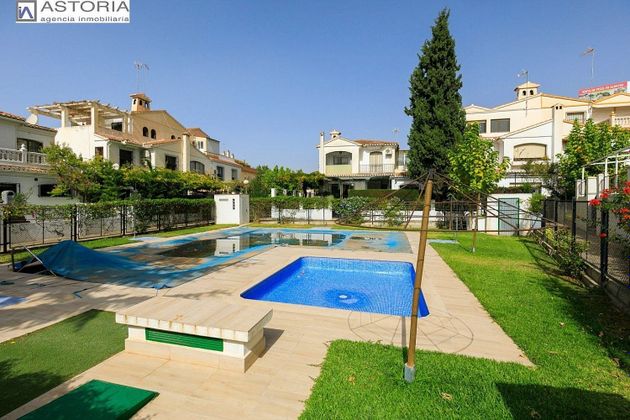 Foto 1 de Chalet en venta en Maracena de 5 habitaciones con terraza y piscina
