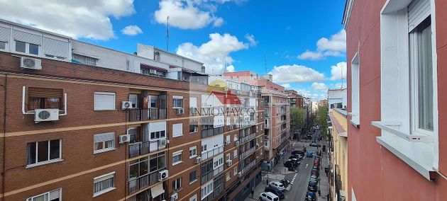 Foto 1 de Pis en venda a Delicias de 4 habitacions amb terrassa i balcó