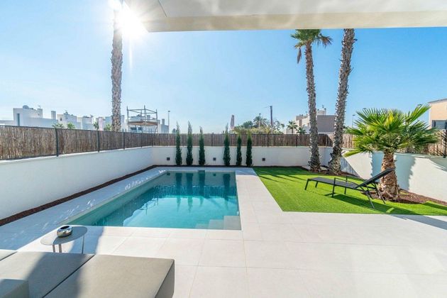 Foto 2 de Xalet en venda a La Marina de 3 habitacions amb terrassa i piscina