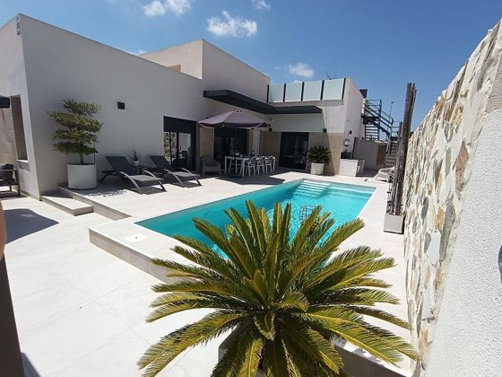 Foto 2 de Casa adosada en venta en Daya Nueva de 3 habitaciones con terraza y piscina