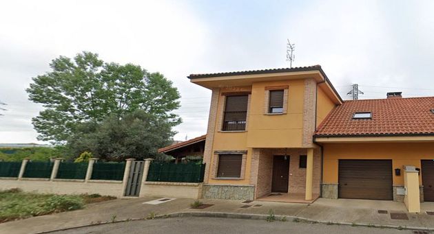 Foto 1 de Casa en venta en Onzonilla de 3 habitaciones y 217 m²