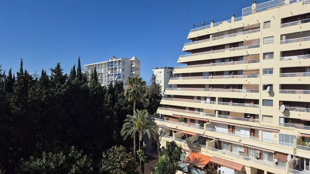 Foto 2 de Piso en venta en calle Alonso de Bazán de 2 habitaciones con terraza y piscina