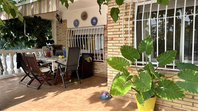Foto 1 de Chalet en venta en Centro - Roda de Barà de 5 habitaciones con terraza y piscina