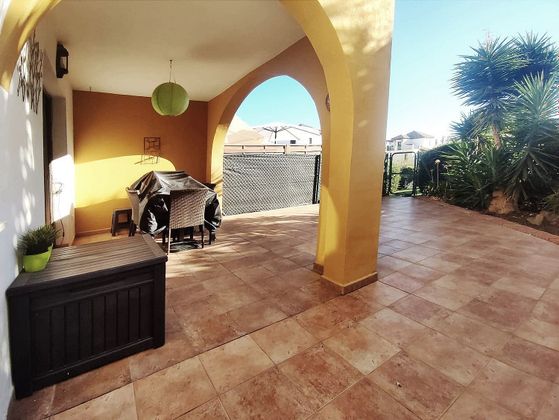 Foto 1 de Casa en venda a urbanización Puente Esuri de 3 habitacions amb terrassa i piscina