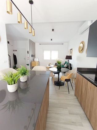 Foto 2 de Casa adossada en lloguer a calle Paco El Tallista de 3 habitacions amb terrassa i mobles