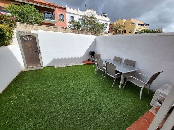 Foto 2 de Casa adosada en venta en calle Mencey Güímar de 4 habitaciones con terraza y piscina