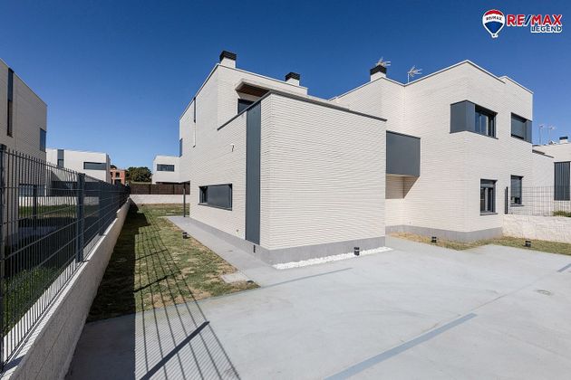 Foto 2 de Casa en venda a calle Budapest de 5 habitacions amb terrassa i garatge