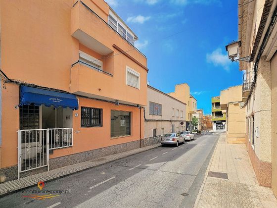 Foto 2 de Casa adossada en venda a calle Perfecto Rico Mira de 3 habitacions amb terrassa i garatge