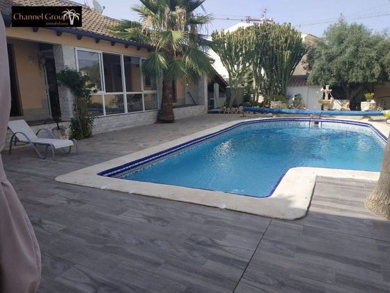 Foto 1 de Venta de chalet en Villamartín de 4 habitaciones con terraza y piscina