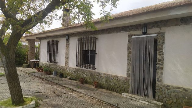 Foto 1 de Chalet en venta en calle Ojos de San Jorge de 4 habitaciones con terraza y piscina