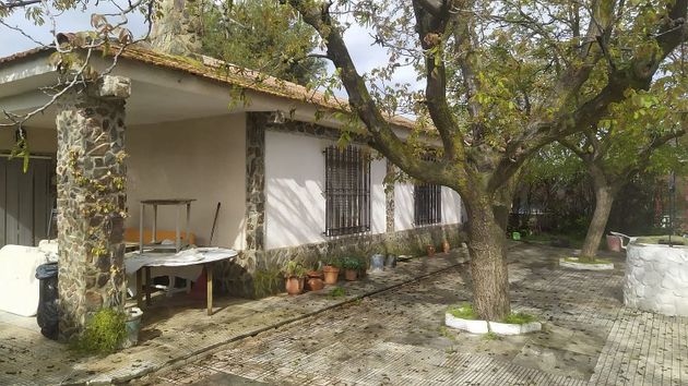 Foto 2 de Chalet en venta en calle Ojos de San Jorge de 4 habitaciones con terraza y piscina