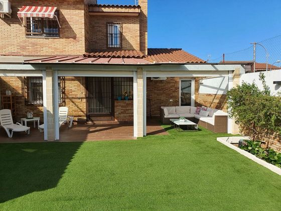 Foto 1 de Casa adossada en venda a calle Fariñas Bricio de 3 habitacions amb jardí i aire acondicionat