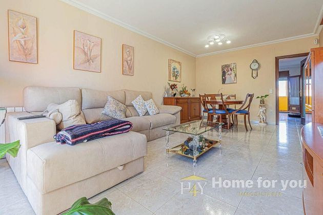 Foto 2 de Casa adosada en venta en calle Montseny de 5 habitaciones con terraza y garaje