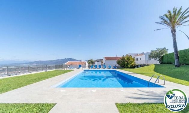 Foto 2 de Pis en venda a calle Víctor Català de 3 habitacions amb terrassa i piscina