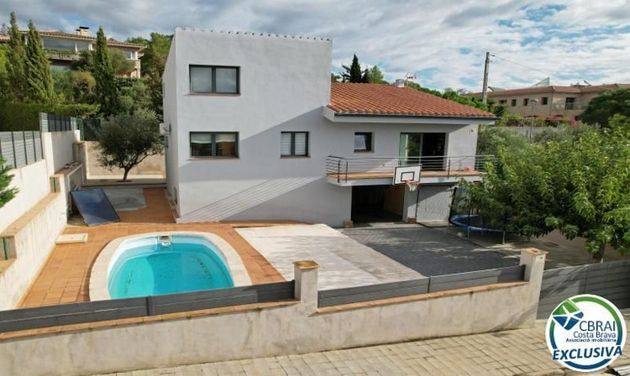 Foto 1 de Casa en venta en calle Pere Serra de 3 habitaciones con terraza y piscina