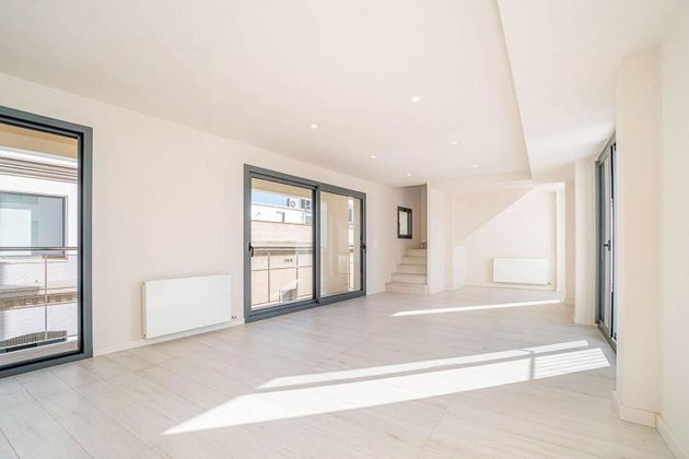 Foto 2 de Venta de dúplex en calle Sant Pau de 3 habitaciones con terraza y aire acondicionado