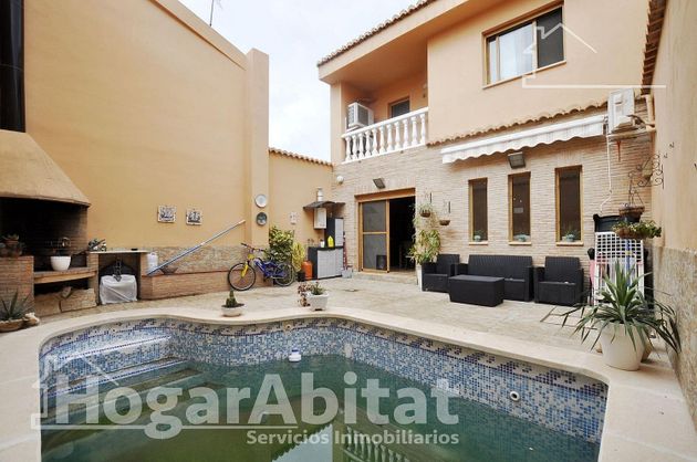 Foto 1 de Venta de casa en Moncada de 4 habitaciones con terraza y piscina