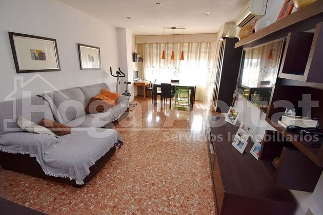 Foto 1 de Piso en venta en Zona Llombai de 4 habitaciones con balcón y aire acondicionado