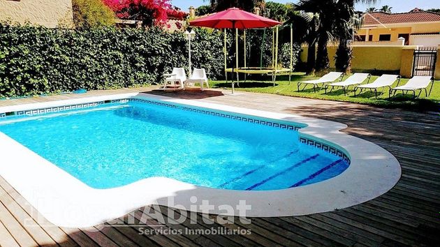 Foto 1 de Chalet en venta en El Grao de 4 habitaciones con terraza y piscina