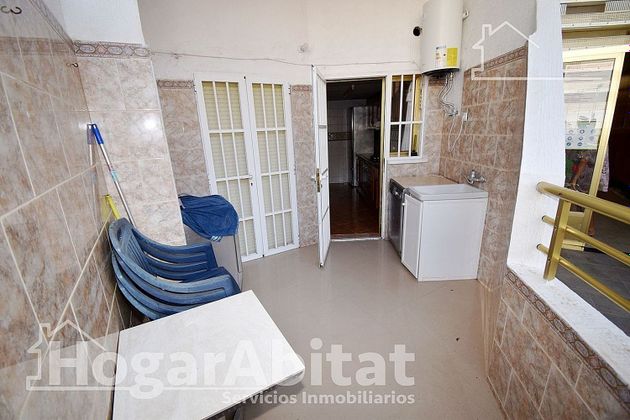 Foto 2 de Venta de piso en El Perellonet de 2 habitaciones con terraza y piscina