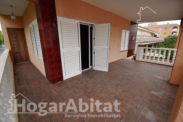 Foto 1 de Chalet en venta en Moncófar playa de 6 habitaciones con terraza y garaje